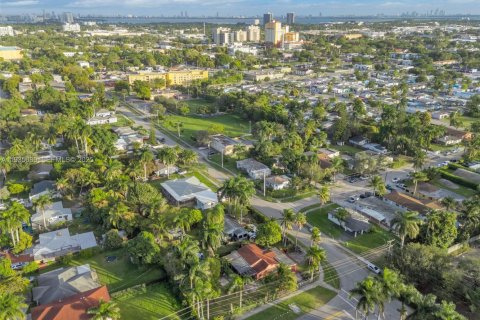 Villa ou maison à vendre à Miami, Floride: 2 chambres, 101.45 m2 № 2080440 - photo 29