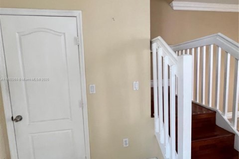Townhouse in Miami Lakes, Florida 4 bedrooms № 1686135 - photo 1