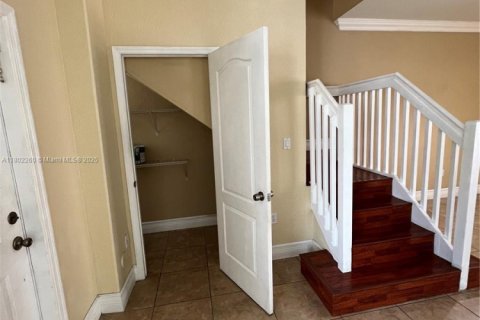 Townhouse in Miami Lakes, Florida 4 bedrooms № 1686135 - photo 2