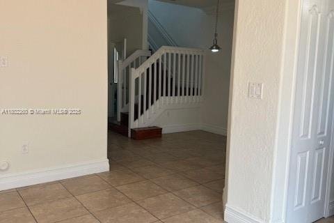 Townhouse in Miami Lakes, Florida 4 bedrooms № 1686135 - photo 12