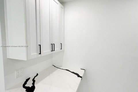 Immobilier commercial à louer à Miami, Floride: 186.83 m2 № 1982669 - photo 9