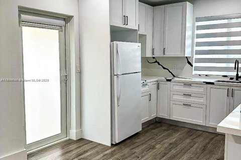 Immobilier commercial à louer à Miami, Floride: 186.83 m2 № 1982669 - photo 4