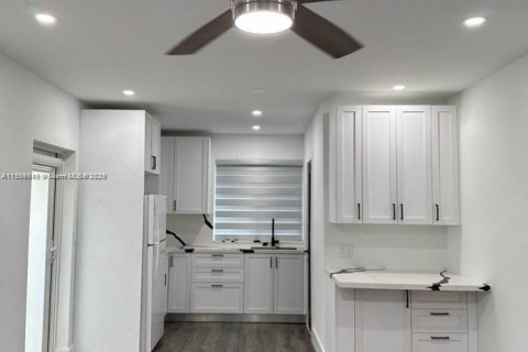 Immobilier commercial à louer à Miami, Floride: 186.83 m2 № 1982669 - photo 2