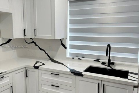 Immobilier commercial à louer à Miami, Floride: 186.83 m2 № 1982669 - photo 6