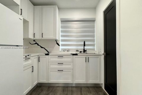 Immobilier commercial à louer à Miami, Floride: 186.83 m2 № 1982669 - photo 8