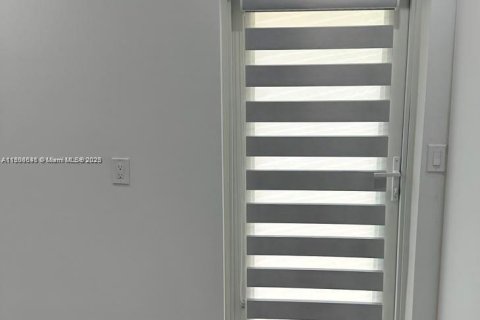 Immobilier commercial à louer à Miami, Floride: 186.83 m2 № 1982669 - photo 3