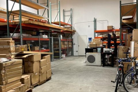 Propiedad comercial en alquiler en Sunrise, Florida № 1179454 - foto 1