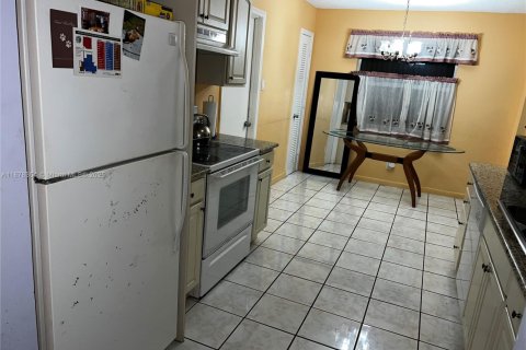 Casa en venta en Lauderhill, Florida, 2 dormitorios, 139.54 m2 № 1923392 - foto 14
