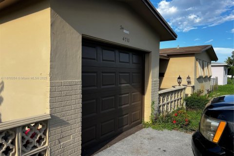 Casa en venta en Lauderhill, Florida, 2 dormitorios, 139.54 m2 № 1923392 - foto 2