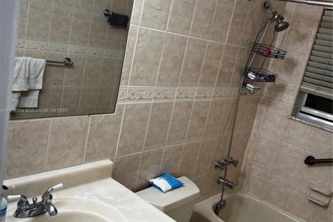 Casa en venta en Lauderhill, Florida, 2 dormitorios, 139.54 m2 № 1923392 - foto 27