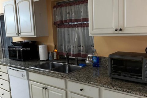 Casa en venta en Lauderhill, Florida, 2 dormitorios, 139.54 m2 № 1923392 - foto 15