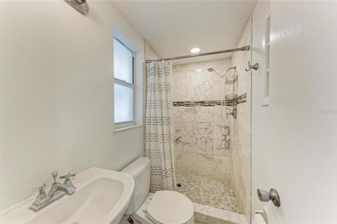 House in Sarasota, Florida 3 bedrooms, 126.72 sq.m. № 2131425 - photo 6