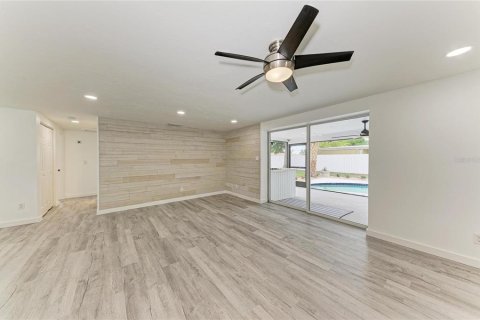 House in Sarasota, Florida 3 bedrooms, 126.72 sq.m. № 2131425 - photo 15