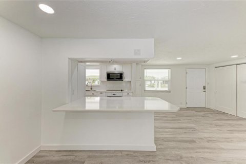 House in Sarasota, Florida 3 bedrooms, 126.72 sq.m. № 2131425 - photo 18