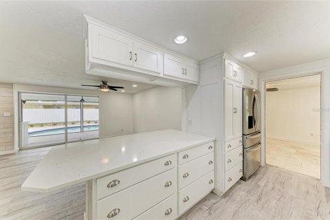 House in Sarasota, Florida 3 bedrooms, 126.72 sq.m. № 2131425 - photo 21
