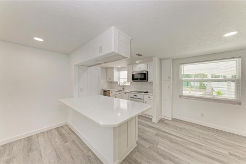 House in Sarasota, Florida 3 bedrooms, 126.72 sq.m. № 2131425 - photo 19