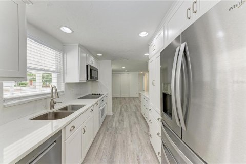 House in Sarasota, Florida 3 bedrooms, 126.72 sq.m. № 2131425 - photo 23