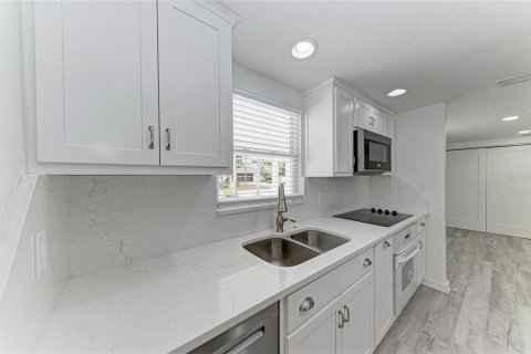 House in Sarasota, Florida 3 bedrooms, 126.72 sq.m. № 2131425 - photo 22