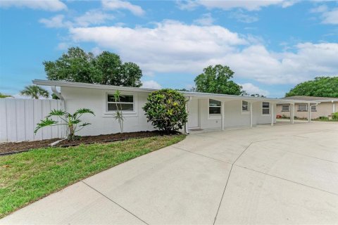 House in Sarasota, Florida 3 bedrooms, 126.72 sq.m. № 2131425 - photo 8
