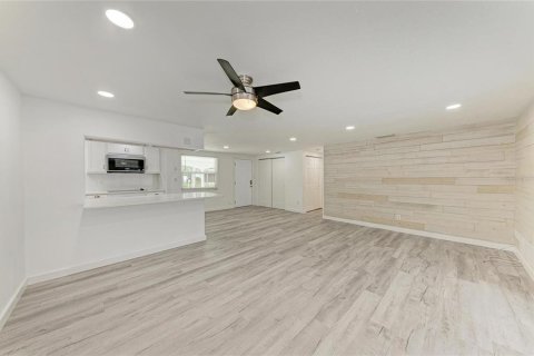 House in Sarasota, Florida 3 bedrooms, 126.72 sq.m. № 2131425 - photo 16