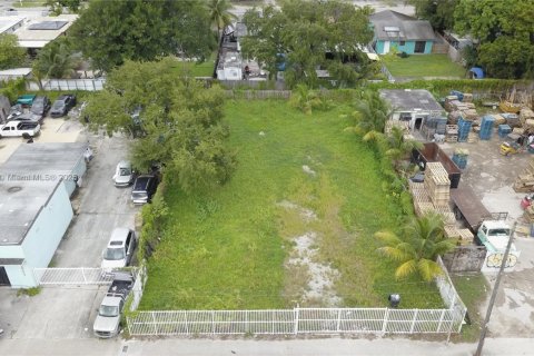 Propiedad comercial en venta en Miami, Florida № 1992312 - foto 2