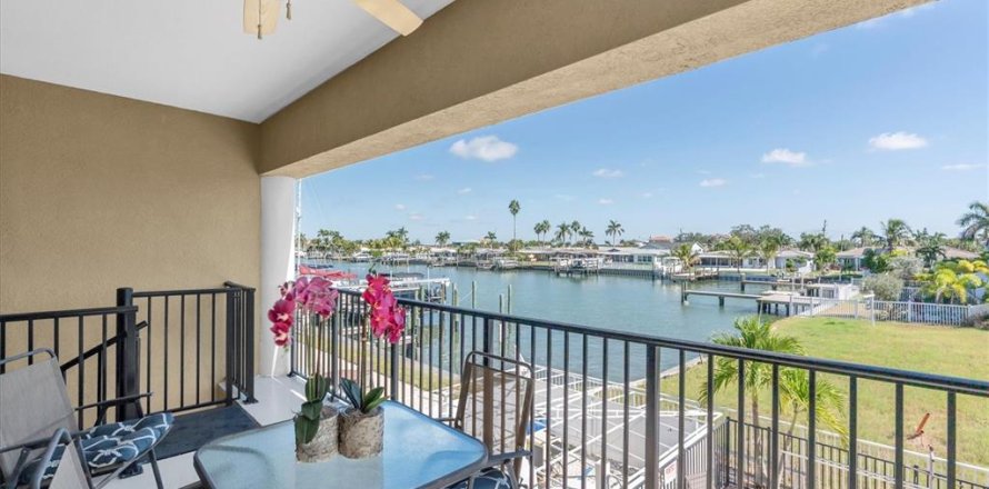 Touwnhouse à Treasure Island, Floride 3 chambres, 254.37 m2 № 2111269