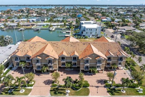 Touwnhouse à louer à Treasure Island, Floride: 3 chambres, 254.37 m2 № 2111269 - photo 2