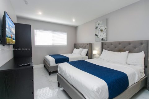 Villa ou maison à louer à Hollywood, Floride: 5 chambres, 235.14 m2 № 1979657 - photo 24