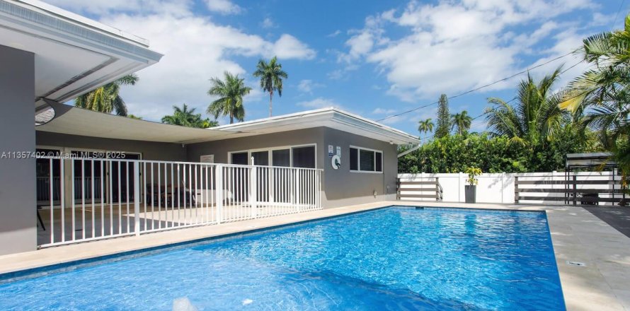 Villa ou maison à Hollywood, Floride 5 chambres, 235.14 m2 № 1979657