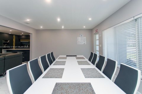 Villa ou maison à louer à Hollywood, Floride: 5 chambres, 235.14 m2 № 1979657 - photo 18