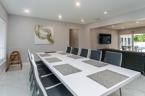 Villa ou maison à louer à Hollywood, Floride: 5 chambres, 235.14 m2 № 1979657 - photo 19