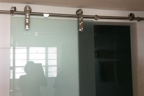 Condo in Miami Beach, Florida, 2 bedrooms  № 2085720 - photo 16