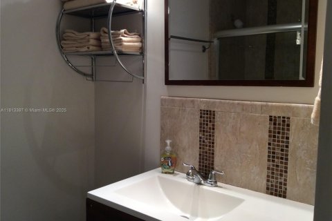 Condo in Miami Beach, Florida, 2 bedrooms  № 2085720 - photo 4