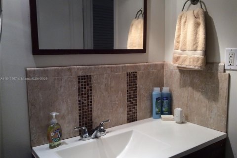 Condo in Miami Beach, Florida, 2 bedrooms  № 2085720 - photo 5