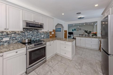 House in Venice, Florida 3 bedrooms, 205.69 sq.m. № 2116602 - photo 20