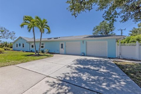 House in Venice, Florida 3 bedrooms, 205.69 sq.m. № 2116602 - photo 2