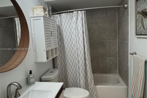 Condo in Lake Worth, Florida, 2 bedrooms № 2036275 - photo 15