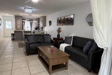 Condo in Lake Worth, Florida, 2 bedrooms № 2036275 - photo 8