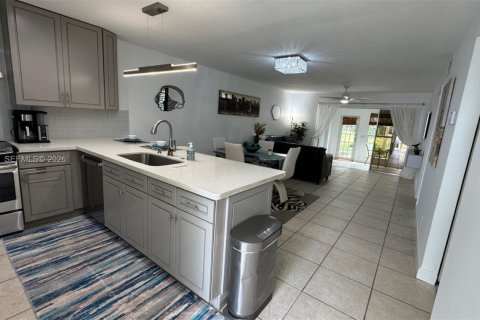 Condo in Lake Worth, Florida, 2 bedrooms № 2036275 - photo 4