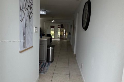 Condo in Lake Worth, Florida, 2 bedrooms № 2036275 - photo 3