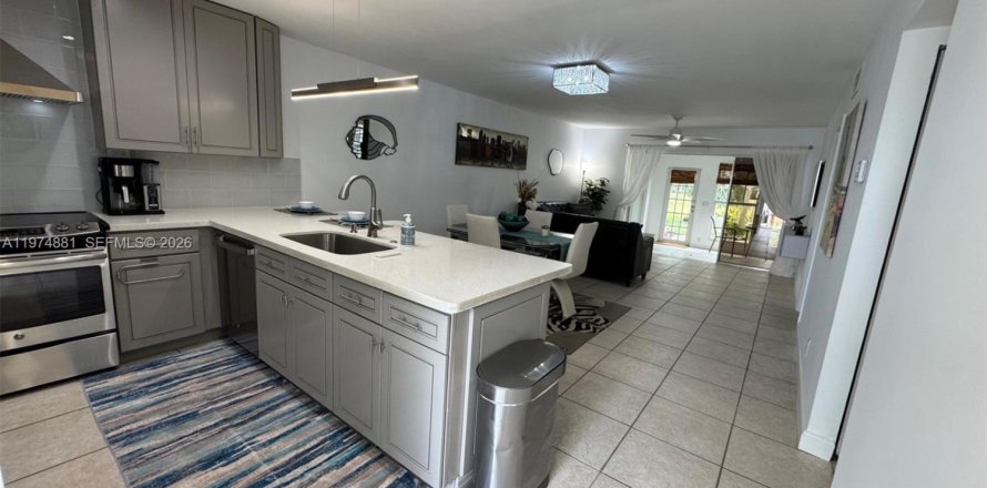 Condo in Lake Worth, Florida, 2 bedrooms № 2036275