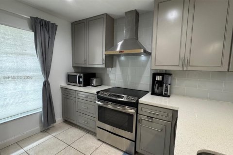 Condo in Lake Worth, Florida, 2 bedrooms № 2036275 - photo 6