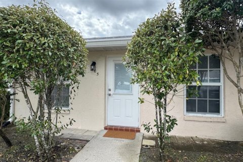 Condo in Lake Worth, Florida, 2 bedrooms № 2036275 - photo 2