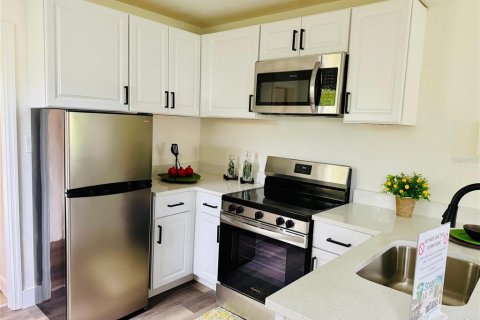 House in Saint Petersburg, Florida 3 bedrooms, 65.03 sq.m. № 1910077 - photo 6