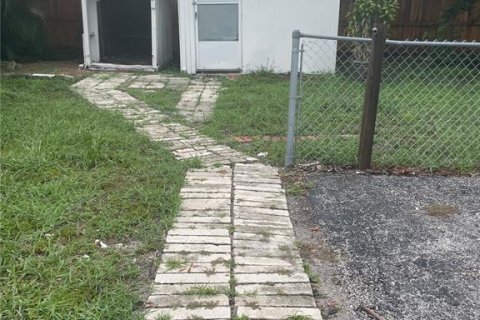 House in Saint Petersburg, Florida 3 bedrooms, 65.03 sq.m. № 1910077 - photo 27