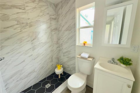 House in Saint Petersburg, Florida 3 bedrooms, 65.03 sq.m. № 1910077 - photo 15
