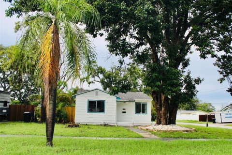 House in Saint Petersburg, Florida 3 bedrooms, 65.03 sq.m. № 1910077 - photo 1
