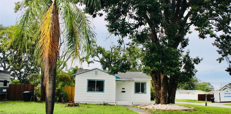 House in Saint Petersburg, Florida 3 bedrooms, 65.03 sq.m. № 1910077