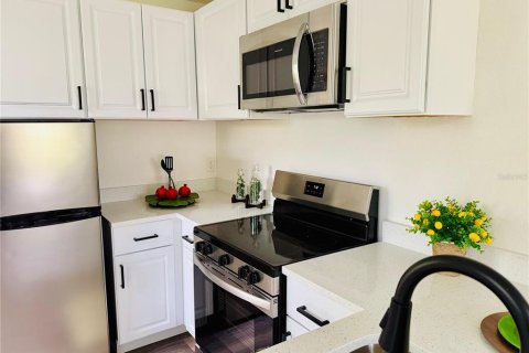 House in Saint Petersburg, Florida 3 bedrooms, 65.03 sq.m. № 1910077 - photo 8