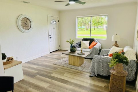 House in Saint Petersburg, Florida 3 bedrooms, 65.03 sq.m. № 1910077 - photo 4
